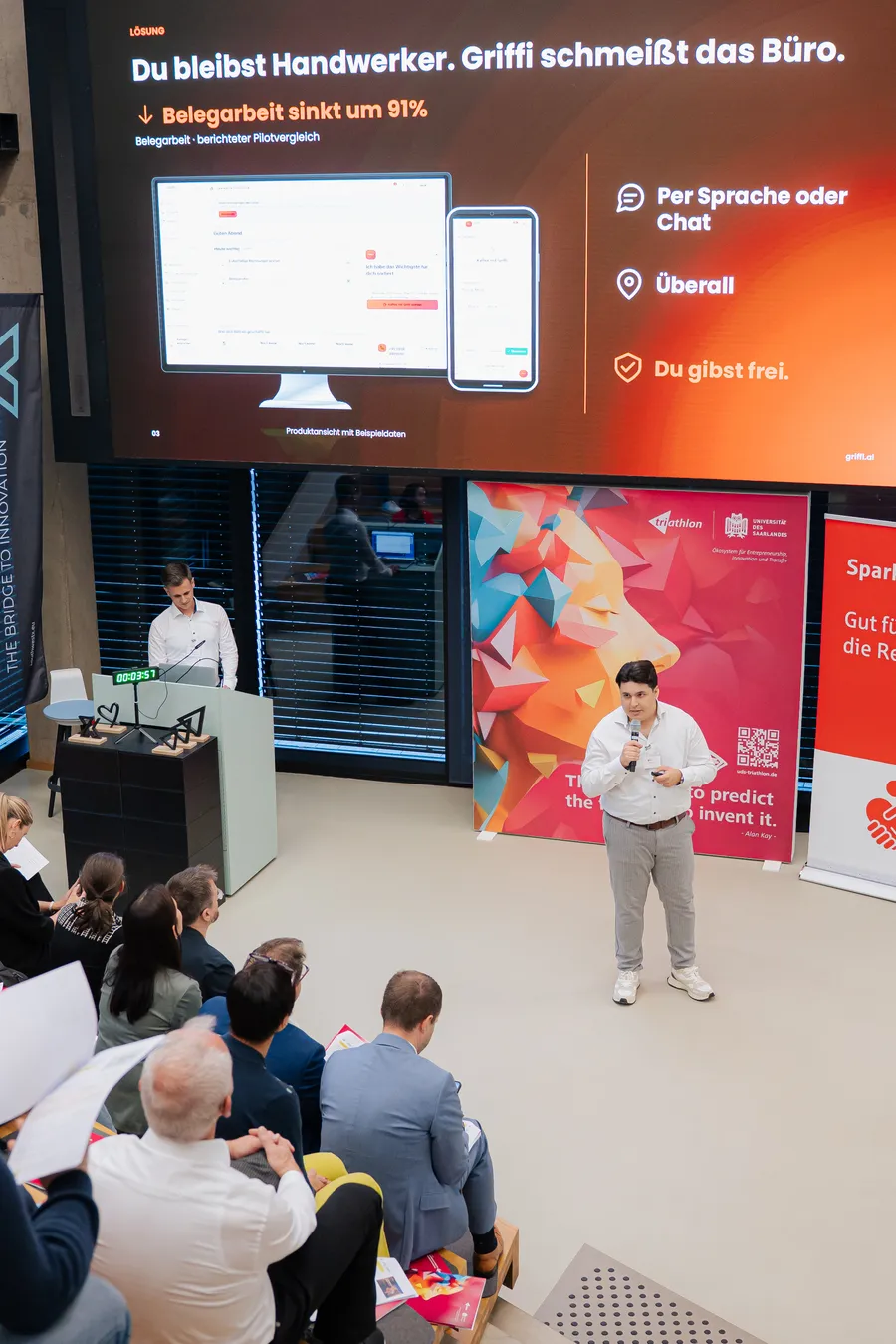 Tarik Ermis spreekt het publiek toe op de Startup Launchpad Demo Day 2026 aan de Universiteit van het Saarland