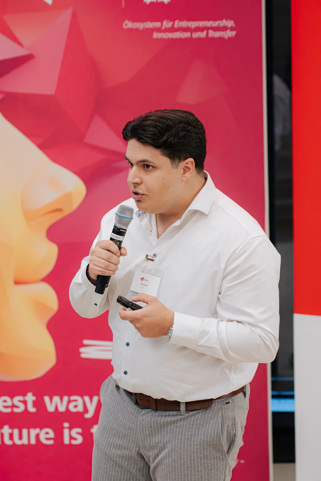 Tarik Ermis spreekt in de microfoon op de Startup Launchpad Demo Day 2026