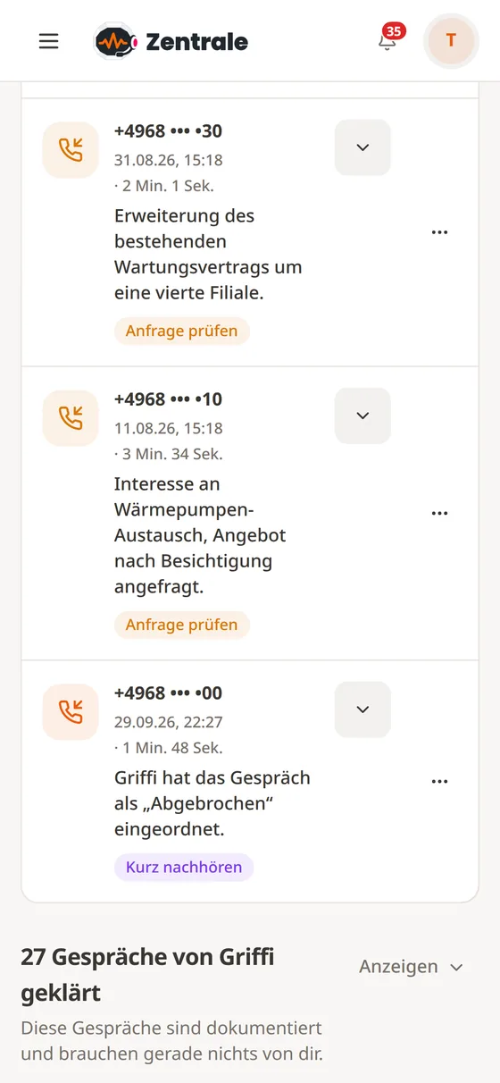 Griffi Zentrale op een telefoon, Duitse interface: de gesprekkenlijst met bovenaan het nieuwe gesprek “Erweiterung des bestehenden Wartungsvertrags um eine vierte Filiale” (een vierde filiaal aan het onderhoudscontract toevoegen), gemarkeerd met “Anfrage prüfen” (aanvraag controleren), nummers gemaskeerd